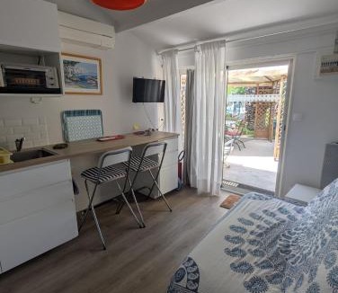 Bormes-Les-Mimosas Apartment | Le Mas de la Palmeraie - Studio dans propriété privée au calme avec piscine et tennis