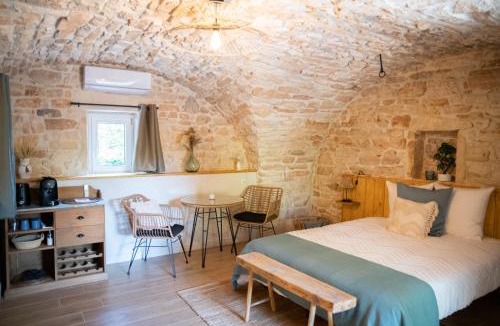 Le Garn Bed & Breakfast | Le Mas de la Pouzolle - Chambre en cave voutée avec petit déjeuner