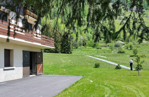 Monetier-les-Bains Apartment | Le Monétier les Bains: 55m2 Montagnard-style apartment in large chalet