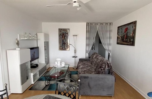 Reims Apartment | Le Mun,3 étoiles-T2-60m2-balcon-parking-wifi-linge-produits-face à la gerdarmerie-vue cathedrale