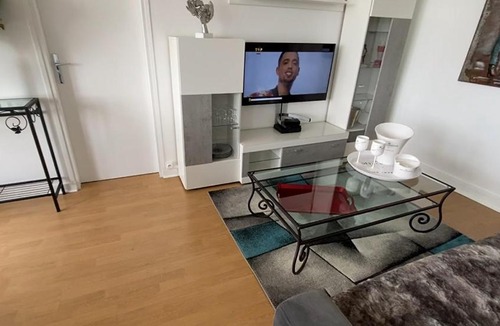 Reims Apartment | Le Mun,3 étoiles-T2-60m2-balcon-parking-wifi-linge-produits-face à la gerdarmerie-vue cathedrale