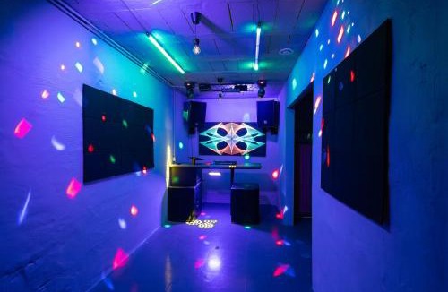 Champlay Villa | Le Rétro Club 1980