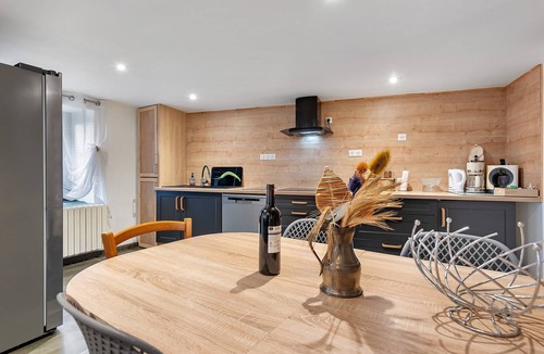 Campan House | Le Refuge de Campan – Village Center: Mountain View, Private Terrace, Parking, Wi-Fi