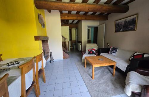 Fougax-et-Barrineuf House | Le rouge Robin