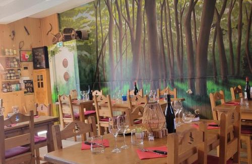 Escouloubre-les-bains House | Le sapin rouge - Restaurant - bar - chambres d'hôtes