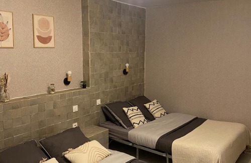 Sainte-Savine Apartment | Le Spacieux - T1 Moderne et Cosy