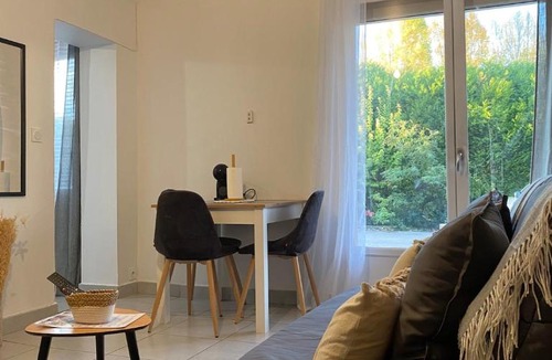 Sainte-Savine Apartment | Le Spacieux - T1 Moderne et Cosy
