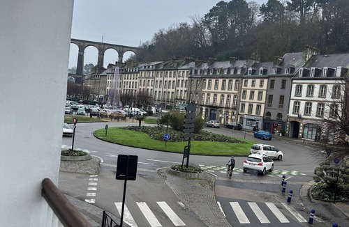 Morlaix Apartment | Le tiamo, studio in Morlaix with view of the port and viaduct