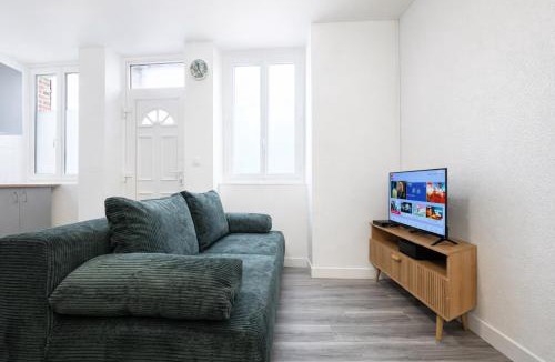 Brienon-sur-Armancon Apartment | Le Trilou - By BEST KEYS - Triplex Totalement Climatisé 3 Chambres - Lit King Size - Smart TV Canal Plus & Amazon Prime - Cuisine Équipée - Télétravail - Proche Centre & Canal de Bourgogne - Check-in Autonome