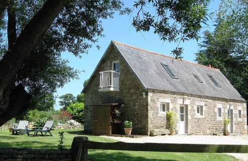 Ploumilliau House | Les 3 Voiles - Renovated former stable, authentic charm 5 minutes from the sea