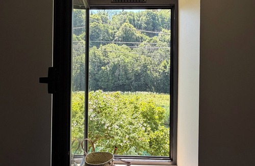 Vions Apartment | Les Granges du Canal Charming accommodation with a view and access to the canal