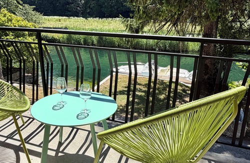 Vions Apartment | Les Granges du Canal Charming accommodation with a view and access to the canal