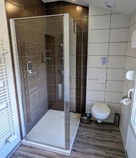 Thierville-sur-Meuse Apartment | Les Loges de Véro - Duplex - Entièrement climatisé - Rénové en 2024 - Classé 3 étoiles - Parking privé - Garage vélos et motos - 1 chambre et 1 canapé convertible - À 5 min du centre de Verdun - Boulangerie et petite restauration à proximité