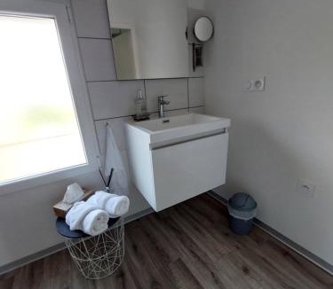 Thierville-sur-Meuse Apartment | Les Loges de Véro - Duplex - Entièrement climatisé - Rénové en 2024 - Classé 3 étoiles - Parking privé - Garage vélos et motos - 1 chambre et 1 canapé convertible - À 5 min du centre de Verdun - Boulangerie et petite restauration à proximité