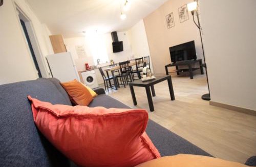 Thierville-sur-Meuse Apartment | Les loges de Véro - RDC - Entièrement climatisé - Parking privé - Garage vélo moto - Rénové en 2025 - Classé 3 étoiles - 5 couchages - 2 ch - 1 canapé conv - WIFI - Boulangerie, petite restauration et restaurant à prox - À 5 mn du centre de Verdun
