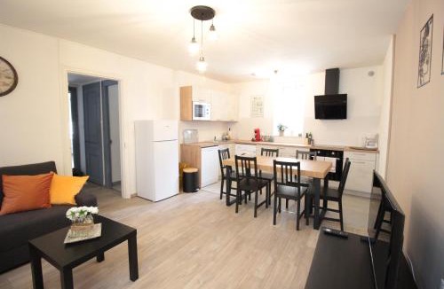 Thierville-sur-Meuse Apartment | Les loges de Véro - RDC - Entièrement climatisé - Parking privé - Garage vélo moto - Rénové en 2025 - Classé 3 étoiles - 5 couchages - 2 ch - 1 canapé conv - WIFI - Boulangerie, petite restauration et restaurant à prox - À 5 mn du centre de Verdun