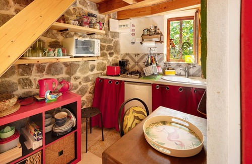Saint-Jean-du-Gard Apartment | “Les Mimosas Gite Du Mas Haut” Apartment with Mountain View, Wi-Fi, and Air Conditioning