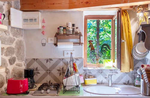 Saint-Jean-du-Gard Apartment | “Les Mimosas Gite Du Mas Haut” Apartment with Mountain View, Wi-Fi, and Air Conditioning
