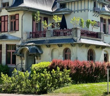 Vittel House | Les Villas du Parc - Chambres d'hôtes AMBROISE & GERMAINE - Meublé 5 étoiles VILLA MARIE 2 à 5 chambres