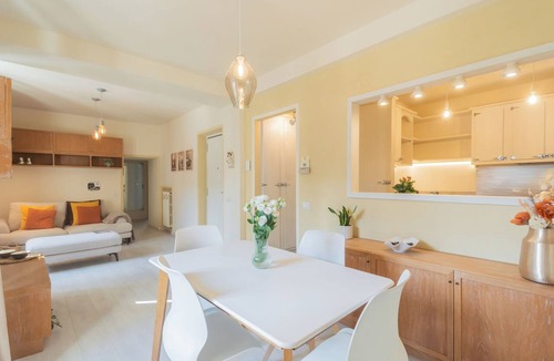 Como City Centre Apartment | Linda Apartment 2 - Two Bedroom Apartment, Sleeps 4