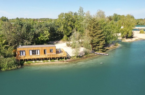Gravon House | Lodge Reef - At the water's edge on the Atoll Pond