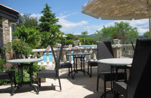 Trigance Hotel | Logis Hôtel Le Vieil Amandier