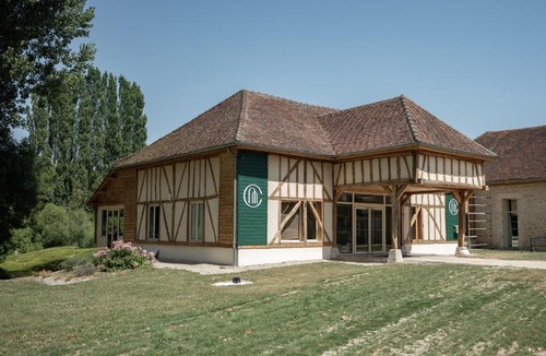 Bourguignons Hotel | Logis Hôtel-Restaurant Domaine de Montecristo et Gîte l'Évasion Dantès