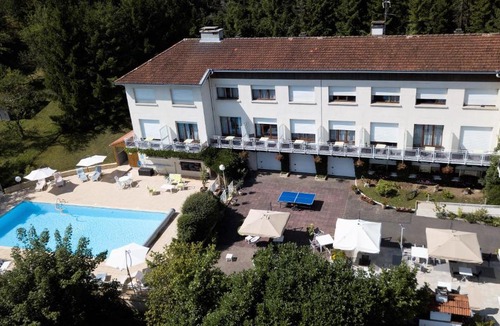 Mereville Hotel | Logis Hotel Maison Carrée Restaurant O Carré dArt