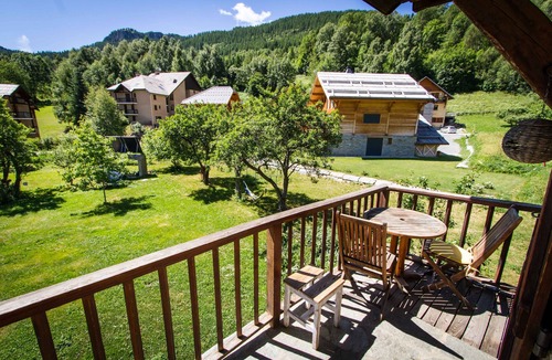 Puy-Saint-Vincent Ski Chalet | Lou Touloundé: Chalet for 10 people in Puy St Vincent 150 m from the slopes
