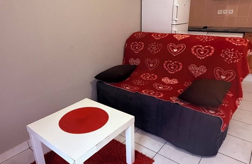 Peyragudes Apartment | Loudenvielle. Large T2 cabin 4/6 pers. comfortable, terrace with a blind