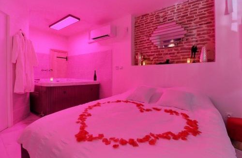 Castelsarrasin Apartment | Love Room avec Jacuzzi Privatif Évasion Romantique à Castelsarrasin