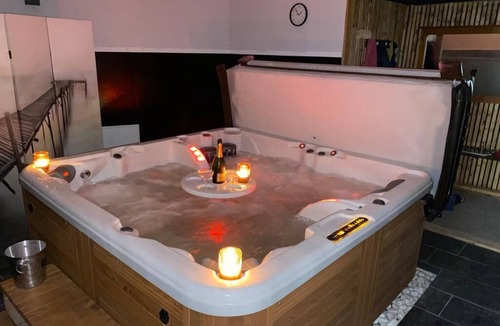 Plouagat Apartment | Love-room Avec Jacuzzi Intérieur et Patio à 15 mn des Plages