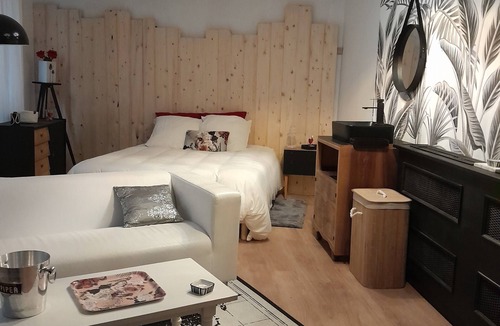 Plouagat Apartment | Love-room Avec Jacuzzi Intérieur et Patio à 15 mn des Plages