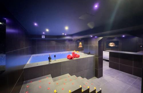 L'Escarene Apartment | Love Room- Jacuzzi XXL- Climatisé- Table massage Accessoires