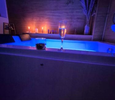 Villeneuve-la-Guyard Apartment | Love Room - Spa Balnéo Privatif & Nuit Romantique