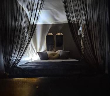 Villeneuve-la-Guyard Apartment | Love Room - Spa Balnéo Privatif & Nuit Romantique