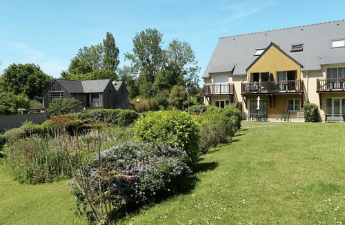 Saint-Briac-sur-Mer Apartment | Lovely apartment for 6 people with WIFI, pool, TV, terrace and pets allowed