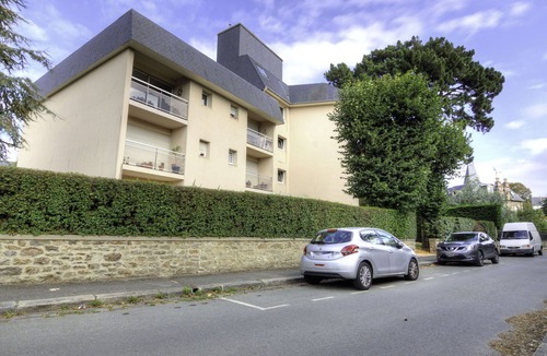 Dinard Apartment | Lovely apartment for 2 people with WIFI, TV, balcony and pets allowed