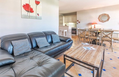 La Mole Apartment | Lovely apartment for 6 people with WIFI, pool, TV, balcony, pets allowed and parking