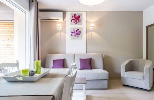 Remoulins Apartment | Lovely apartment for 6 people with pool, hot tub, WIFI, A/C, TV, balcony, pets allowed and parking