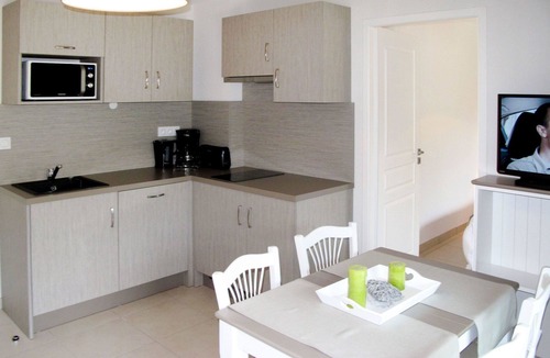 Remoulins Apartment | Lovely apartment for 6 people with pool, hot tub, WIFI, A/C, TV, balcony, pets allowed and parking