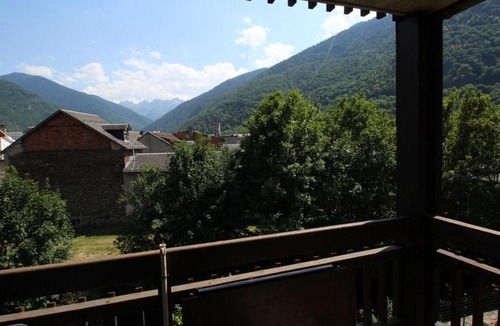 Bagneres-de-Luchon Apartment | Luchon - T2 avec balcon, animaux admis, parking - FR-1-313-146
