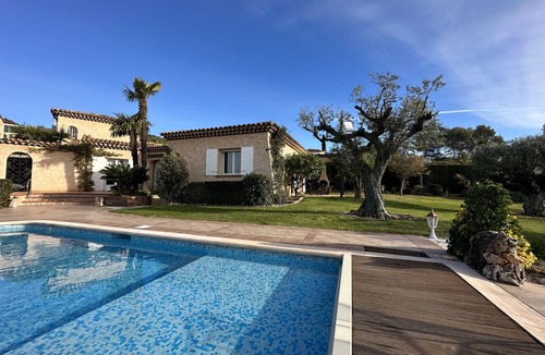 La Bouverie Apartment | Luxury apartment in villa. Swimming pool, wifi, air conditioning, 2 to 4 adults