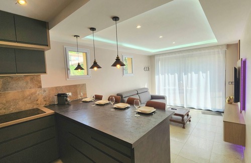 Le Val Apartment | Luxury apartment with jacuzzi.