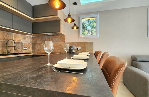 Le Val Apartment | Luxury apartment with jacuzzi.