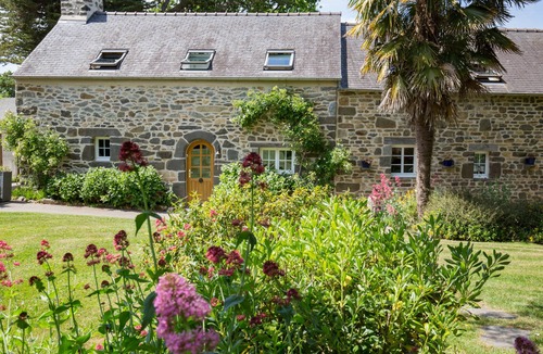 Hopital-Camfrout House | Luxury cottage (4 stars) , indoor pool by the sea