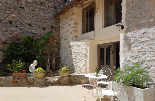 Soueich Apartment | Luxury loft in rural Pyrenees village-relax, walk, cycle, birdwatch, chill, wifi