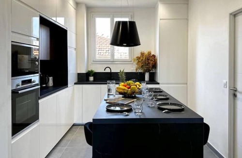 Mantega Apartment | Luxury New Apt 2BR/2BA AC 4-6 Guests Free Private Garage Tram Wi-Fi