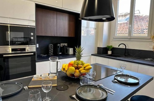 Mantega Apartment | Luxury New Apt 2BR/2BA AC 4-6 Guests Free Private Garage Tram Wi-Fi
