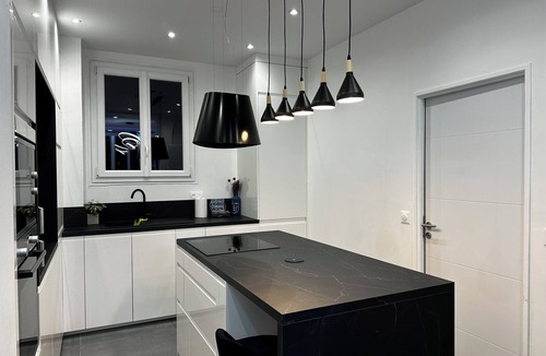 Mantega Apartment | Luxury New Apt 2BR/2BA AC 4-6 Guests Free Private Garage Tram Wi-Fi
